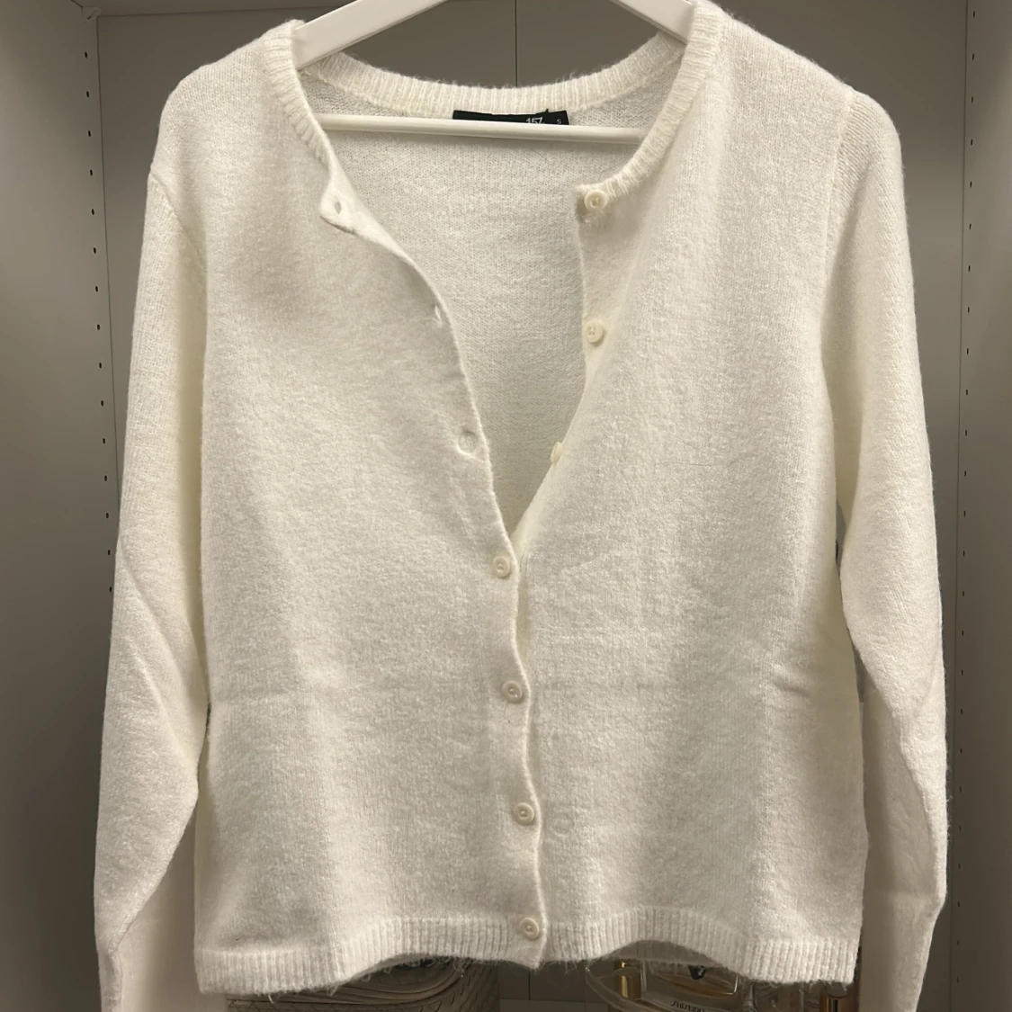 Vit kofta med knappar 