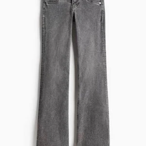 Bootcut jeans  - gråa bootcut jeans från hm i storlek 40