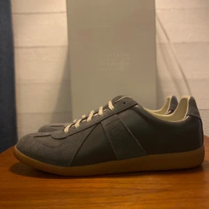 Maison Margiela Gats - Säljer ett par riktigt fräscha maison margiela gats. | Strl 43 passar 44. Skick 10/10 endast prövade👊. Färg - grå 🐘Pris 3599kr går att diskuteras vid snabb affär. Mvh Etienne