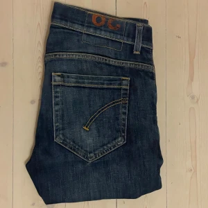 Dondup george mörkblå - Säljer nu mina älskade dondup jeans som har fått en otrolig snygg wash! Dem är i storlek 29 och såklart i modellen george. Jeansen är i ett väldigt bra skick, ställ gärna frågor🤗