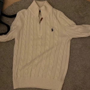 Ralph lauren stickad  - Hej! Säljer nu denna ralphlauren tröjan som är stickad, tröjan har används 2 gånger, säljer då den bara ligger i garderoben och inte kommer till användning, skriv för mer info pris:649💰💸