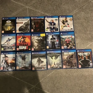 PS4 Spelpaket - 16 titlar - Stort paket med 16 PS4-spel, inklusive populära titlar som Red Dead Redemption II, FIFA 23, Battlefield 4, Uncharted 4 och Call of Duty. Alla fodral och skivor är i gott skick, perfekt för dig som vill utöka din samling med varierade genrer.