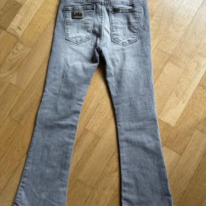 Lois grå jeans  - Lois grå croppade jeans med ankel längd storlek 25 