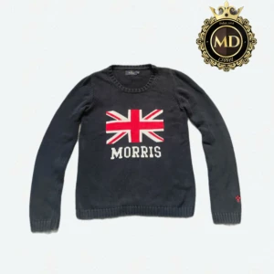 Morris tröja  - Snygg svart stickad tröja från Morris med brittiska flaggan i rött, vitt och blått på bröstet samt Morris-logga under. Tröjan har rund halsringning, långa ärmar och ribbade muddar. Liten röd brodyrdetalj på ena ärmen. Tröjan är i mycket bra skicka. Storlek XS!! Skriv vid frågor eller mer bilder!⚜️🍾