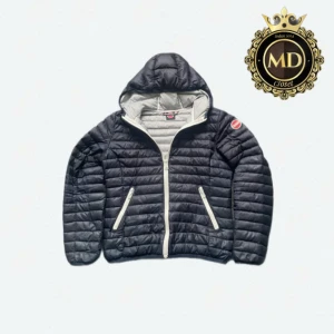 Colmar jacka  - Säljer en blå pufferjacka från Colmar med huva och ljusgrått foder. Jackan har vita dragkedjor, två sidofickor och Colmar-logga på ärmen. Perfekt för kyliga dagar och har en clean look. Jackan är i mycket fint skick,två små hål i jackan men inget som syns. Skirv vid frågor eller mer bilder!⚜️