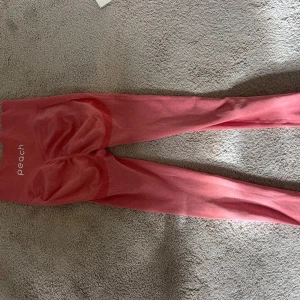 Rosa leggings från Peach - Snygga rosa leggings från Peach. Stretchigt material som sitter tight och formar sig efter kroppen. Perfekta för träning eller chill. Diskret logga framtill och bak. Scrunch i rumpan som framhäver.