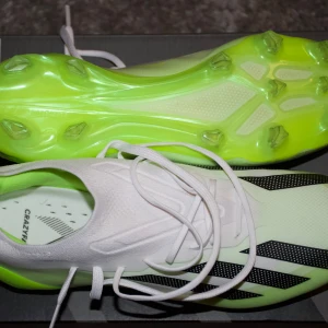 Adidas x crayfast FG - Säljer ett par Adidas X crazyfast FG i 41 och 1/3. Skorna är helt nya och bara använda 1 gång då jag testade dom. Passade inte mig så säljer vidare dom i bästa möjliga skick!🌟Skorna är i högsta kvalitet och ny pris ligger på ca 3000kr. Mitt pris:1200kr(kan diskuteras)