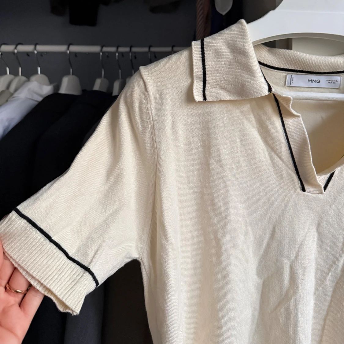 Beige pikétröja med svarta detaljer - 1