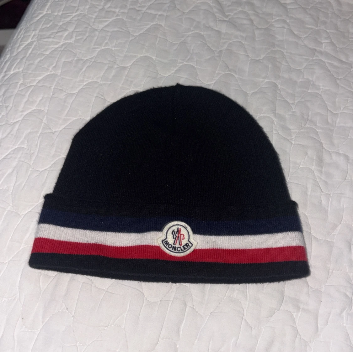 Moncler mössa med randig kant