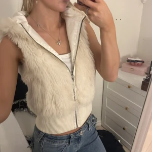 Super gosig teddy / päls väst  - Så fin och mysig päls väst perfekt till vinter! Perfekt att ha över en långärmad tröja / t shirt eller stickad, använd fåtal gånger från hm!