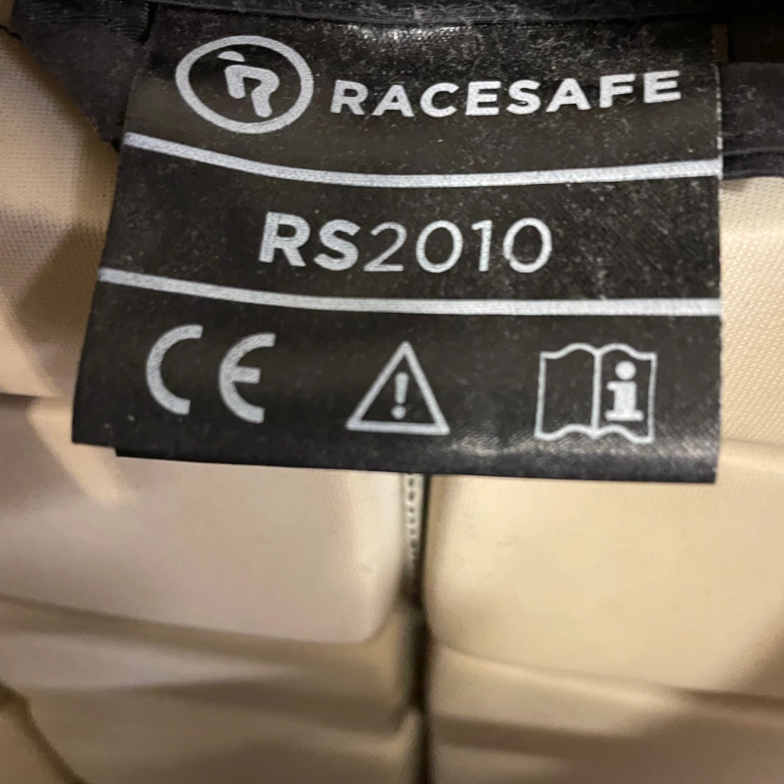 Svart säkerhetsväst från Racesafe - 2