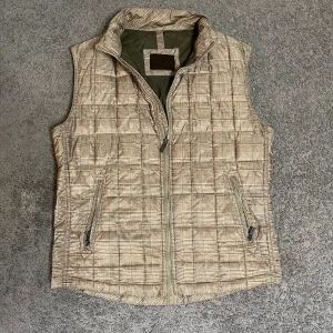 Massimo Dutti Väst - Tja, säljer nu en Massimo dutti väst i storlek M för endast 699, priset är ej hugget i sten och skriv i dm vid funderingar 🙌