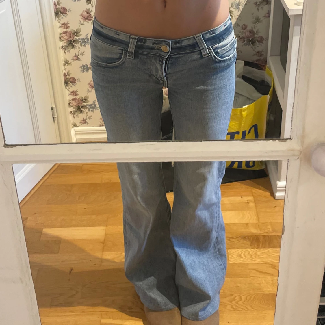 Ljusblå bootcut jeans låg midja