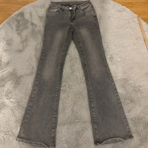 Lågmidjade bootcut jeans  - Gråa Lågmidjade bootcut jeans som ja köpte från Plick för många år sen, vet ej märket. Midjemått 30 med stretch och innerbenslängden 73