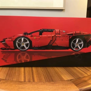 Lego Ferrari Daytona SP3 - Säljer mitt Technic-set Ferrari Daytona SP3 (42143). Ett riktigt häftigt bygge i 1:8-skala med över 3 700 bitar. Modellen har många detaljer – bland annat V12-motor, fungerande växellåda, styrning, fjädring och de klassiska “butterfly-dörrarna”.                                                                                   Helt nytt i oöppnad kartong