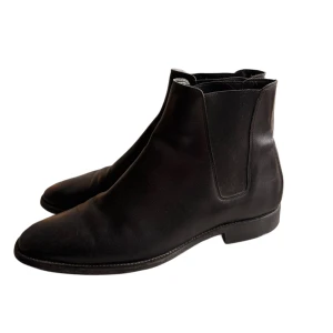 Svarta  boots från Saint Laurent - Klassiska svarta chelsea boots från Saint Laurent i slätt skinn.  Passar storlek 43/44. 