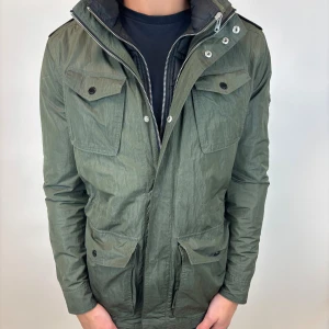 J.Lindeberg Jacka  - Hej! Säljer nu denna väldigt snygga och eftertraktade J.Lindeberg Fieldjacka!  Jackan är slutsåld överallt och går inte att få tag på… jackan är perfekt nu till hösten/vintern  Storlek M, Ny pris: 6000 kr Säljs för: 1499 kr