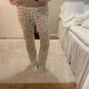 Gulliga mjukisbyxor från Nelly xs!  - Ett par jättesöta tunna mjukisbyxor från Nelly. Dom är i väldigt bra skick och har ingen tecken på användning skulle jag säga! Man kan spänna åt midjan väldigt mycket så dom passar nästan alla storlekar för dom är även väldigt stretchiga. Jag brukar ha storlek 24 eller 26 i midjan på jeans men min kompis som lånade dom brukar ha 30 typ så det är väldigt blandat beroende på hur mycket man spänner! ❤️buda gärna men kanske inte sänker så mycket🫶är ni inte trevliga så får ni inte köpa tyvärr🤭
