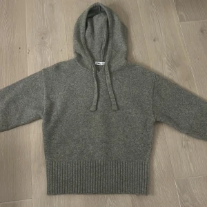 Grå stickad hoodie från Zara - Mysig grå hoodie från Zara med luva och som är jätte skön, har andvänt typ en gång och det kommer inte till andvöndning💗