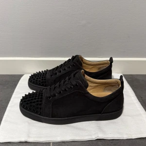 Christian Louboutin - Christian Louboutins i size 41,5 passar 42,5 skick 9/10 alla nitar på plats, dustbag medföljer vid köp, vid funderingar hör av er. 