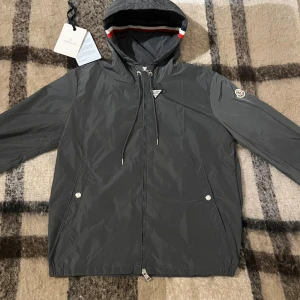 Moncler Grimpeurs - Säljer en Moncler Grimpeurs 2024. modell i sprillans skick😁 Jackan är äkta❗️Grimpeurs jackan står emot mot snö och regn o fukt(vattentät), original lapparna och äktighetstriangeln medföljer vid köp🙌 Scan funkar & Nfc scan och den är i Storlek 2/M,  perfekt nu för hösten. Hör av dig vid frågor eller intresse ✅