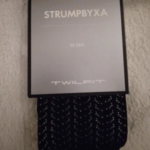 HELT NYA Svarta strumpbyxor med hålmönster Twilfit, 36-38 - HELT NYA, OANVÄNDA svarta strumpbyxor från Twilfit med snyggt hålmönster som ger en cool och trendig look. 30 den, tillverkade av 97% polyamid och 3% elastan för skön stretch och passform. Perfekta för att lyfta din outfit med lite extra edge. Strlk 36-38, men skulle säga passar någon med 34-36. Felfria.