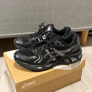 Svart aisics - Säljer dessa snygga dkor. Bara använd ett fåtal gånger men ingen skada. Storlek 42 men 41 funkar också perfekt då de sitter väldigt bra på foten. Kom dm för frågor👍🏼