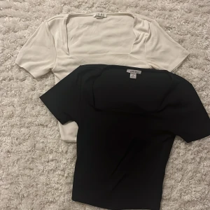 Toppar - Något croppade toppar i typ tränings/soft touch material (båda 2 en svart och en vit)✨