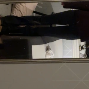 Svarta bootcut jeans - Säljer ett par mörkblå jeans med bootcut-modell. Byxorna har klassisk femficksdesign och sitter snyggt över höfterna innan de släpper ut vid bensluten. Perfekta för dig som gillar en tidlös och trendig look. Från weekday i modellen flame finns slitage\hål längst ner kom privat för egna bilder🥰 dom är midwasit