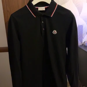 Svart Moncler långärmad piké S - Svart långärmad piké tröja i storlek S, nypris 3899kr