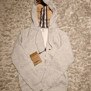 Burberry Hoodie - Burberry Hoodie i väldigt bra skick, sitter bra på personer under 184 cm och en tunnare kroppsbyggnad. Jag är öppen för prishandling