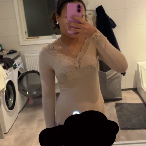 Intimissmi tröja - Säljer en intimissmi tröja i beige färg och är v formad. Den är i storlek S