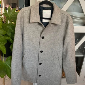 Grå ullrock från Elvine, stl S - Stilren grå rock från Elvine i storlek S. Superfint skick, fråga gärna om mått