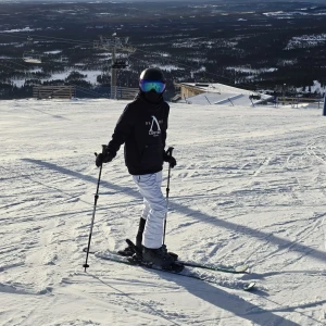 Svart skidjacka från Slade Couture - Svart skidjacka från Slade Couture med huva och dragkedja. Finns en fick perfekt i jackan för liftkort! Endast annvänd 1 gång! ☺️ Skulle uppskatta att den passa xs/s