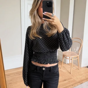 Svart prickig blus  - Superfin och helt ny. 💗💗 har ett igensytt hål men detta syns inte alls då tröjan är svart och hålet är mycket litet💓