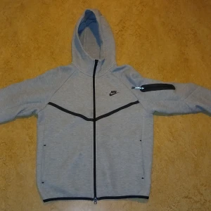 Grå Nike hoodie med dragkedja M - Grå nike tech storlek M köpt från nike sidan 