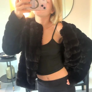 Pälsjacka - Går att stänga också 🌟