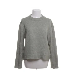 Grön stickad tröja från H&M XS - Mysig grön stickad tröja från H&M i storlek XS. Tröjan har en enkel och clean design med rund hals och långa ärmar. Perfekt för att hålla sig varm under kyliga dagar. Den har en mjuk känsla och ribbade muddar vid ärmslut och nederkant.