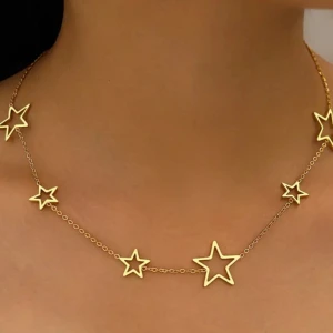 Unik halsband med stjärnor i 18k guldpläterad  - Supersnyggt halsband i guldton med flera öppna stjärnformade hängen i olika storlekar. Kedjan är tunn och elegant, och stjärnorna ger en lekfull och trendig vibe. Perfekt för dig som vill sticka ut med en cool detalj till din outfit.