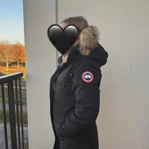  Canada goose, svart dunjacka  - ⸻  Canada Goose Jacka – Svart, Storlek [xs] Säljer min svarta Canada Goose-jacka, köpt 2022. Jackan är i mycket bra skick – inga hål, fläckar eller märken. Använd sparsamt och väl omhändertagen. Perfekt för vintern med den klassiska värmen och kvalitén som Canada Goose är kända för.  ✔️ Äkta Canada Goose ✔️ Köpt 2022 ✔️ Inga skador eller defekter ✔️ Färg: Svart ✔️ Pris: 8000   Original pris =  12 890    