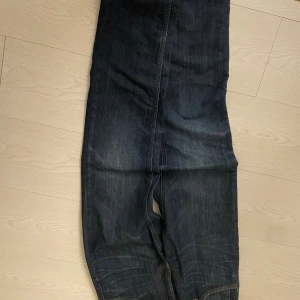 Lee Daren mörkblå jeans W29 L32 - Säljer ett par Lee Daren Zip Fly jeans i mörkblå tvätt. Klassisk rak passform med normal midja och dragkedja. Jeansen har snygga kontrastsömmar och är tillverkade i slitstarkt bomullsjeansmaterial. Perfekt för dig som gillar tidlös stil.