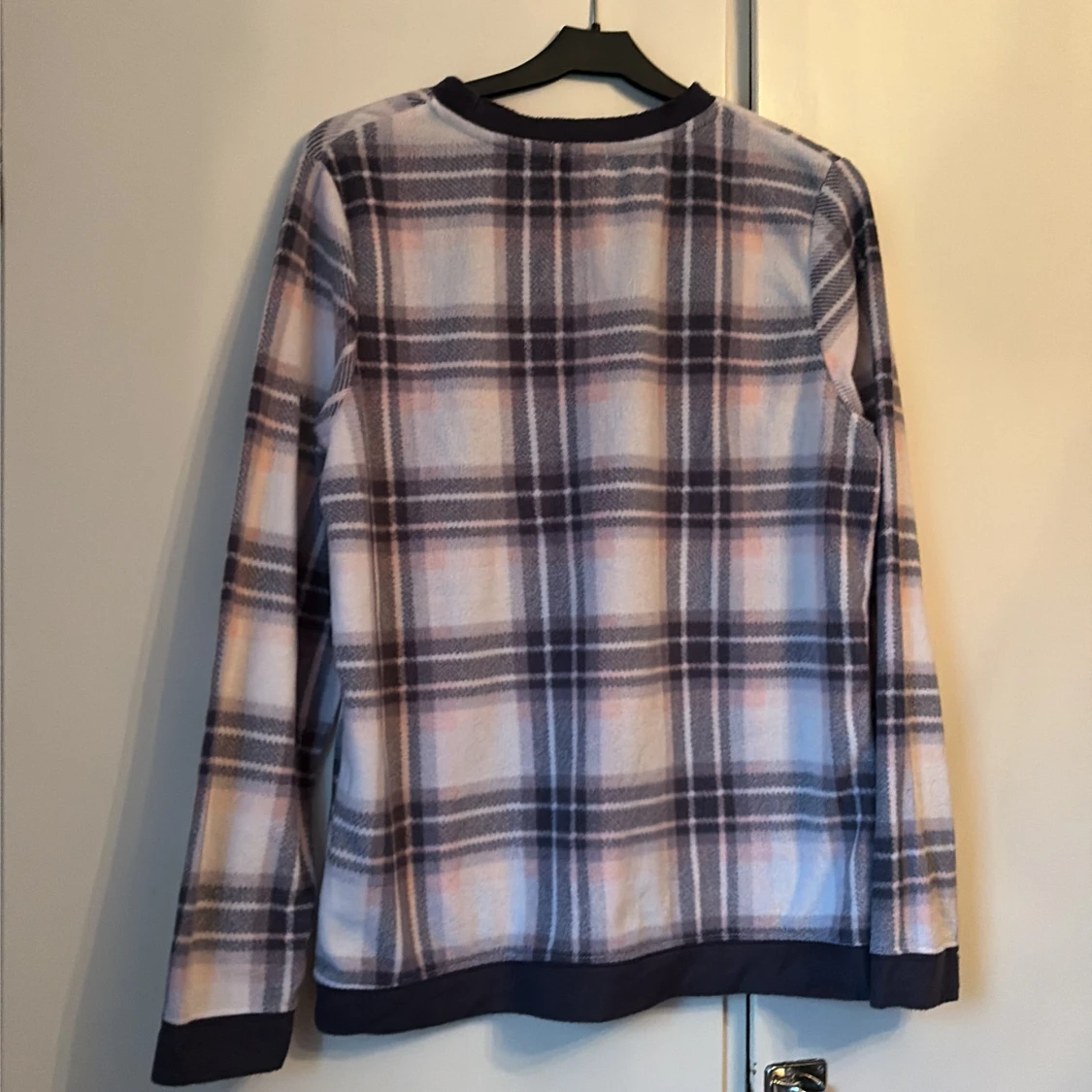 Rutig fleece-tröja i lila och beige - 1