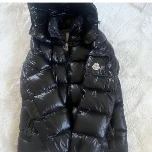 Moncler jacka - Säljer min Moncler, osäker om den är äkta då den är köpt på Plick men de är bara att fråga om bild på lappar osv så får ni avgöra själva🩷