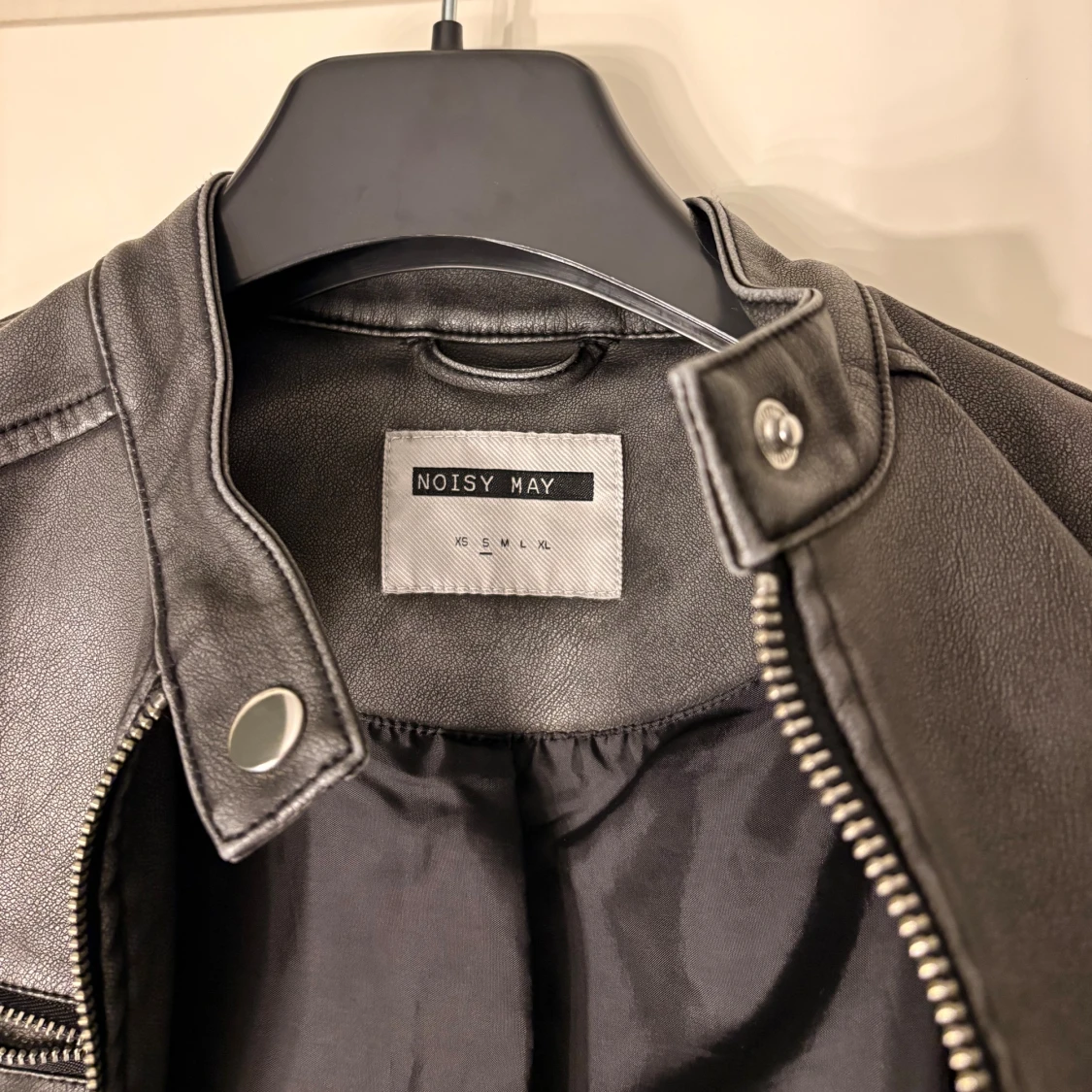 Grå skinnjacka med dragkedjor - 2