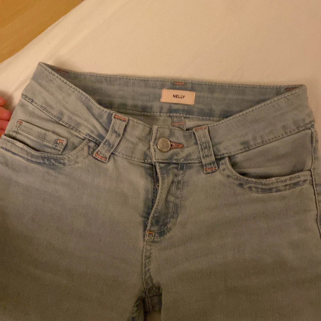 Ljusblå jeans från Nelly med slitning - 2