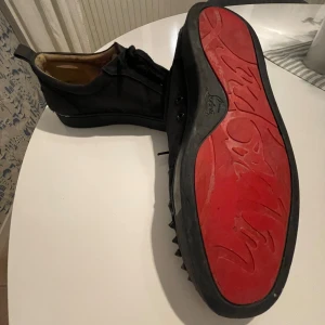 Christian Louboutin svarta sneakers med nitar - - Storlek 45                                                                    - Flera defekter så som revor vid hälarna (se bild 4 & 5)                                                                              - Några nitar som har lossnat!                                      - 🟥Säljes billigt på grund av dess skick! 🟥           - Har borstat och tvättat rent dem                           - Impregnerade med mockaspray från Springyard - Autentiska utifrån egen kännedom, yt mm. ✅