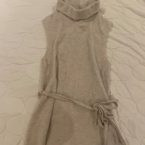 Stickad topp - Stickad topp från Zara med knytning i midjan!