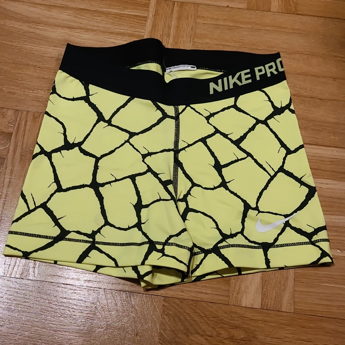 Nike Pro gula träningsshorts S