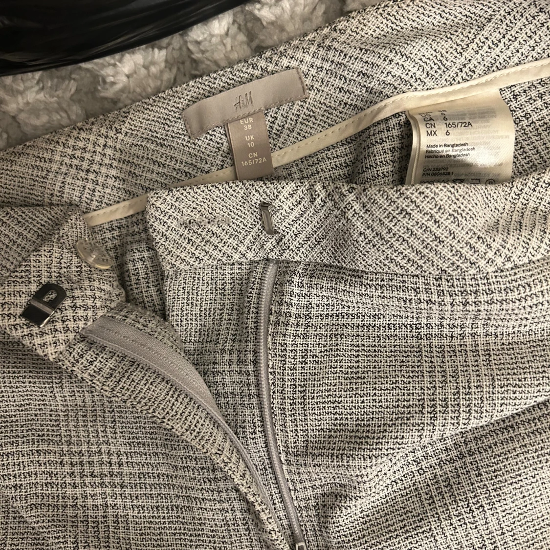 Grå rutiga kostymbyxor från H&M - 2