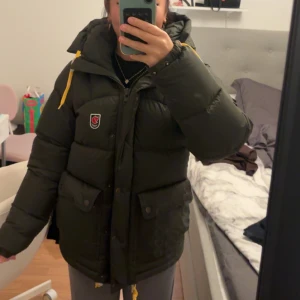 Mörkgrön fjällräven jacka - Säljer min fjällräven jacka då den inte kommer till användning. Köpt förra vintern och har används ungefär 3 gånger så den är i ny sick.